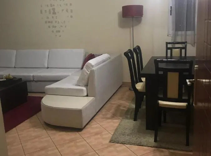 Lovely 2 Bedroom Apartment *
