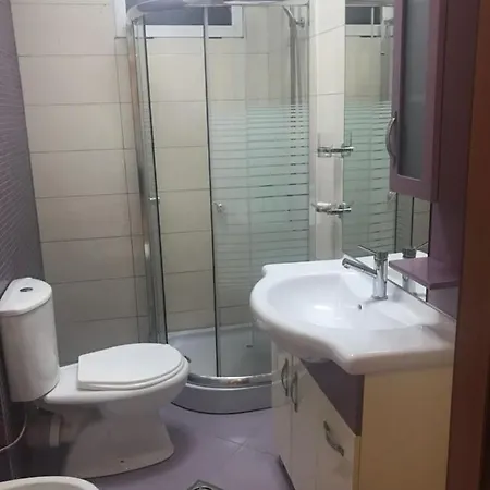 아파트 Lovely 2 Bedroom 티라나