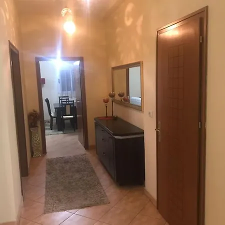 Lovely 2 Bedroom * 티라나